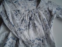 **UITVERKOCHT** VINROSE hippe blouse in off white/indigo, maat 90