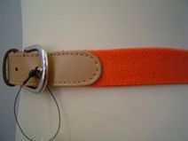 Elastisch verstelbaar riempje (oranje), ideaal; past altijd!
