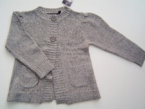 **UITVERKOCHT** VINROSE W08/09 hip gebreid vestje (grey), maat 98