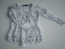 **UITVERKOCHT** VINROSE hippe blouse in off white/indigo, maat 90